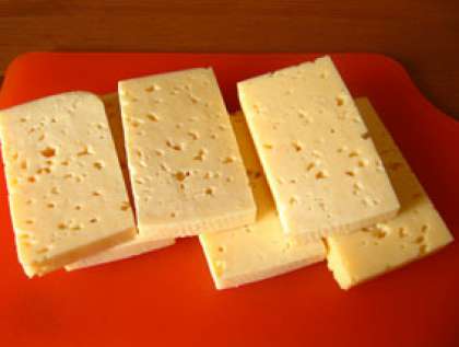 Возьмите кусочек любого сыра, например брынзы, сулугуни, моцарелла или плавленый сырок, любой, какой самый вкусный для вас. Порежьте на несколько частей, брусочков или кусочков, можно любые другие геометрические фигуры выбрать для нарезки.