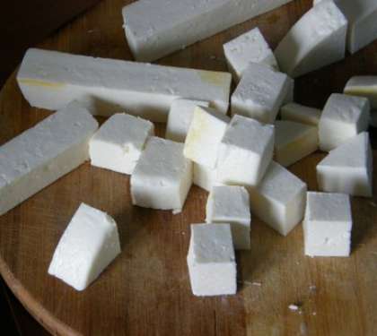Нарежьте сыр на пласты толщиной около одного или полутора сантиметров.