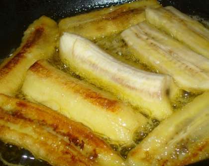Потом, почистив бананы от кожуры, нарезав на две полоски, вначале следует их обжарить на раскаленной сковороде на подсолнечном масле до золотисто-желтого оттенка. Потом подождать пока не остынут бананы.