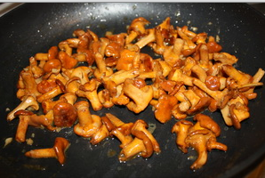 Затем выкладывайте лисички на сковороду и добавьте растительное масло. Можно брать для таких целей и сливочное масло и, даже вытопленное внутреннее сало. Обжаривайте на несильном огне, минут сорок. Присолите, добавьте лавровый лист для вкуса, можно черный перец и гвоздику. Снять крышку и довести грибы до состояния приятной глазу корочки (золотистой), после чего их следует слегка остудить.