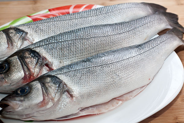 Свежую рыбу выпотрошите через брюшко, удалите жабры и счистите  мелкую чешую.