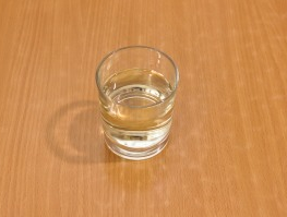 Далее, в стакане нужно развести 4-ре столовые ложки уксуса с 8-ю столовыми ложками воды. Только помните, что вода должна быть обязательно кипяченой и заранее охлажденной. И после того как вы разбавляете уксус, он становится 3 %.