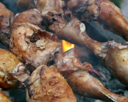 После того как время прошло, можно приступать к приготовлению шашлыка на огне. Насадить курицу на шампур и жарить его нужно только на углях. А, для того чтобы курицу не пережарить или не сделать ее жесткой, шашлык периодически нужно поливать водой. Вкусный такой шашлык из курицы, как горячий, так и холодный. 