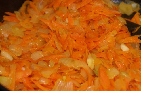 Самое время поджарить на раскаленной сковороде в подсолнечном (оливковом, сливочном) масле лук и морковь.
