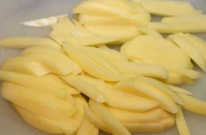 Возьмите очищенный картофель. Его нужно помыть и  порезать крупными кусками. Кому как удобно: дольками, ломтиками, брусками, главное, чтобы не очень тонко.