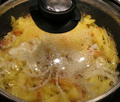 В конце накройте крышкой и подержите на плите немного, или поставьте на  несколько минут в духовку. Как только тертый сыр подрумяниться – картошка, жаренная с мясом готова.