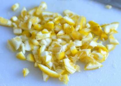 Чистый и обсушенный лимон нарежьте мелкими кусочками, вместе с кожурой. Не забудьте убрать семечки из плода. За пятнадцать минут до конца варки, бросьте в варенье из одуванчиков кусочки лимона. Перемешайте.