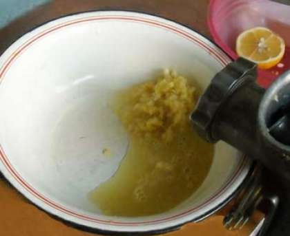 Лимон помыть. Обсушенный цитрусовый фрукт порежьте и удалите все косточки. Затем вместе с кожурой его следует перемолоть на мясорубку.
