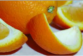 Помойте апельсины. Затем нужно  очистить цитрусовые. Корочки не должны быть крупными, их можно порезать или поломать. Залить корочки водой (холодной). Поставить на трое суток в прохладное место. Воду необходимо менять несколько раз в день. Это нужно для того, чтобы вымочить из корочек всю горечь.