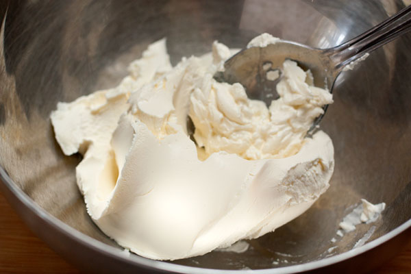 Для крема разомните ложкой сыр маскарпоне.  