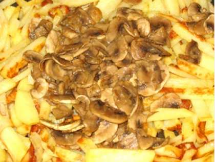 Возьмите жареную картошку и добавьте в неё жареные грибы. Всё быстренько перемешайте, и продолжайте жарить на маленьком огне ещё пару минут, чтобы картошка пропиталась ароматами грибов, лука и лаврового листа.