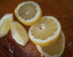 Лимоны тщательно вымойте щеткой. Потом нарежьте один вместе со шкуркой кружочками (тонкими).