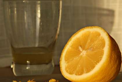Из двух других лимонов выдавите сок в стакан или чашку.