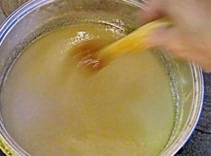 Далее сварите простой сахарный сироп. Добавьте в кипящую воду нужное количество сахарного песка и варите, пока он не раствориться в ней (без остатка). Затем выложите в емкость (таз, миска, кастрюля) остывшую вареную мякоть арбуза, а также добавьте белые кусочки мякоти, которую вы замачивали ранее.