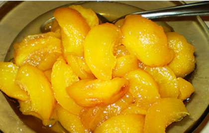Опять вечером уберите шумовкой дольки персиков из сиропа, а его кипятим. Это нужно для того, чтобы ломтики фруктов остались целыми в варенье, а не превратились в «кашу».