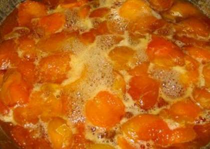 Затем приготовьте посуду для варки варенья. Выложите абрикосы в  нее и добавьте нужное  количество воды. Варите абрикосы, пока они не будут мягкими, а сахар не добавляйте весь сразу. Его следует класть в варенье небольшими порциями.