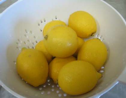 Спелые сочные лимоны с тонкой кожицей, отобранные для варенья помойте. Потом снимите с них кожуру и порежьте кружочками. Удалите все зернышки. Приготовьте емкость, в которой вы собираетесь готовить варенье. Поскладывайте кружочки лимона в кастрюлю.