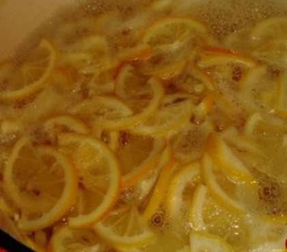 Затем растворите в воде порцию сахара (из расчета 1,25 воды на 700 грамм сахара). Весь этот сироп доведите медленно до кипения. Далее залейте им лимонные кружочки. Снимите с огня. Оставьте настаиваться лимонное варенье в течение восьми часов. Есть рецепты, в которых варенье вариться из самой цедры лимона, лимонного сока и сливочного масла. В конце варки добавляется несколько стручков ванили и палочек корицы. Такое варенье можно не закатывать, его достаточно закрутить крышками и хранить в холодильнике.