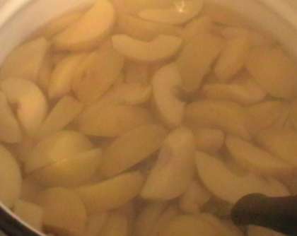После того, как вы закончили подготавливать плоды айвы, займитесь банками. Приготовьте тару для компота (она должна быть чистой и сухой). Крышки тоже нужно прокипятить. Далее налейте в кастрюлю воды, выложите в нее подготовленную айву. Когда вода закипит, проварите немного плоды (минут 7-10), а затем добавьте сахар и немного кислоты (лимонной) для вкуса. Вкус компота регулируйте сами, если мало сахару, добавьте еще немного.