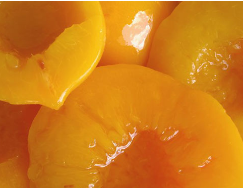 Компот можно готовить как из половинок абрикос, так и из целых плодов. Абрикосы аккуратно разделите на две половинки. Удалив косточки, вымойте абрикосы в воде (холодной).