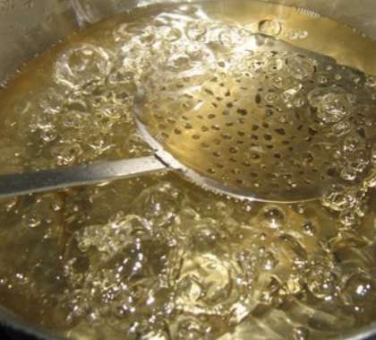 Поставьте емкость с нужным количеством воды на плиту. В кипящую воду бросьте сахар. Перемешайте. Дождитесь пока он раствориться.