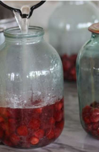 После этого кипятком нужно залить ягоды, которые вы насыпали в банки. Оставьте их на некоторое время (10-15 минут), пусть дадут сок и цвет.