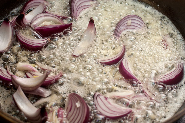 На большой сковороде растопите сливочное масло и обжарьте в нем лук и чеснок в течение 2 минут.