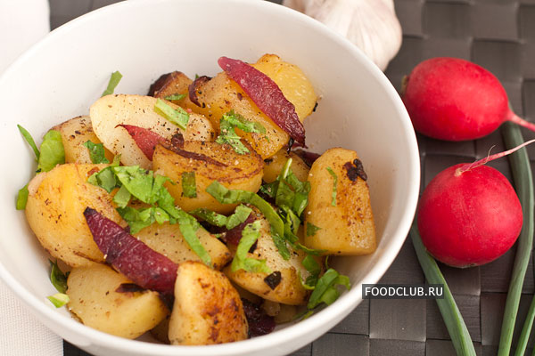 Жареный картофель можно подавать как самостоятельное блюдо или как гарнир, например, к рыбе. Хорошо подойдет к нему любой салат из свежих овощей.