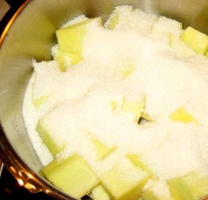 Приготовьте посуду для компота. Порезанную тыкву сложите в кастрюлю и засыпьте сахаром. Потом залейте водой и перемешайте. Наливайте столько воды, чтобы она покрыла кусочки тыквы. Включите средний огонь и поставьте кастрюлю на плиту. Затее добавьте уксуса. Это для того, чтобы тыква не разварилась в компоте во время варки.