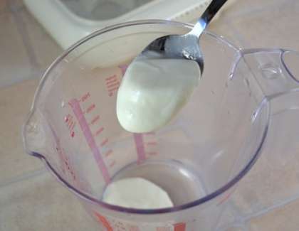 Молоко вскипятите и охладите его до комнатной температуры. Молоко для йогурта лучше брать длительного хранения (стерилизованное или ультрапастеризованое).
