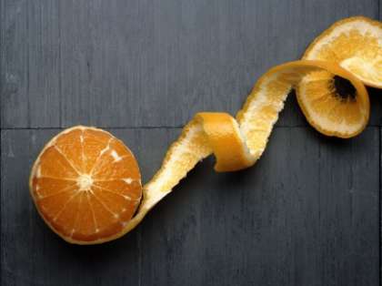 Сначала помойте апельсин. Потом очистите его от кожуры, а также от белых прожилок (волокон). Апельсиновую корку не выбрасывайте.