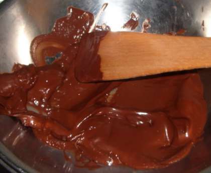 Поставьте воду на плиту. Доведите ее до кипения. Сверху поставьте мисочку с кусочками шоколада. Пока вода кипит, помешивая шоколад, растопите его.