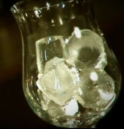 Положите в бокал для коктейля лед. Бокал нужно охладить, перед тем как налить в него напиток. Талая вода в этом случае сливается. В некоторых вариантах этого коктейля лед кладут в бокал в последнюю очередь, когда коктейль готов. Напиток просто выливают его него.