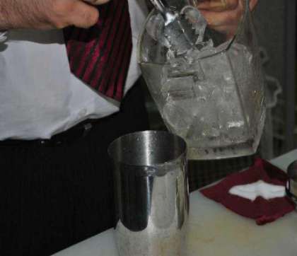 Затем положите в шейкер (чашу для блендера) немного льда. Закройте его и взболтайте коктейль. В случае с блендером, его нужно включить и несколько минут взбивать содержимое.