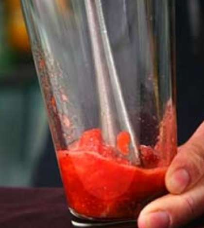 Заложите кусочки клубники в шейкер или блендер. Деревянным (керамическим) пестиком хорошо раздавите ягоды, чтобы они дали сок.