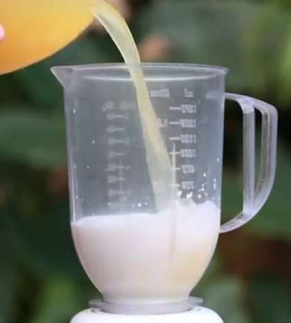 Потом влейте в чашу для миксера (блендера) или шейкер ананасовый сок.