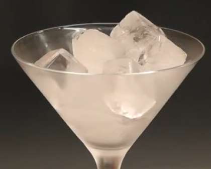 Возьмите высокий стакан, или, если у вас есть бокал для подачи коктейлей (харикейн) и положите в него лед. Это нужно для того, что бы стакан охладился, так как коктейль Космополитен подают в охлажденных бокалах.