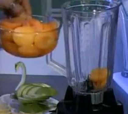 Сначала положите в чашу консервированные абрикосы. Для приготовления другого вида коктейля вы можете заменить абрикосы сливами, вишнями, клубникой или другими фруктами, которые только пожелаете.