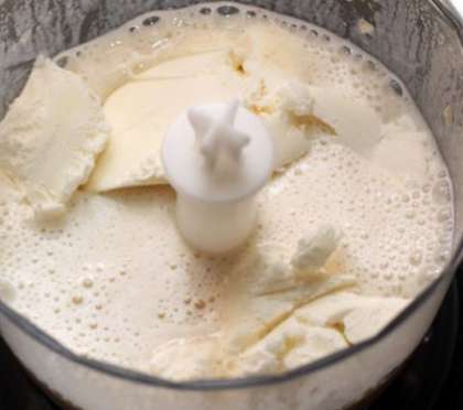 Для того, чтобы приготовить молочный коктейль с добавлением мороженого возьмите блендер (миксер). Положите туда мороженое и налейте молока. Взбейте затем эту массу, пока не получиться густая пена. Для того, чтобы мороженное легко отделялось от ложки, смачивайте его периодически в горячей воде.