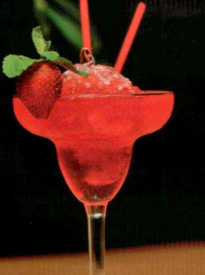 Есть и фруктовые вариации этого коктейля, например «Клубничная Маргарита», где как дополнительный ингредиент в коктейль добавляется клубника, пропущенная через блендер. Она имеет насыщенный красный цвет и клубничный аромат.