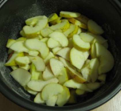 Помойте хорошенько яблоки. Обсушите их на полотенце или салфетке. Затем нарежьте дольками (мелко).