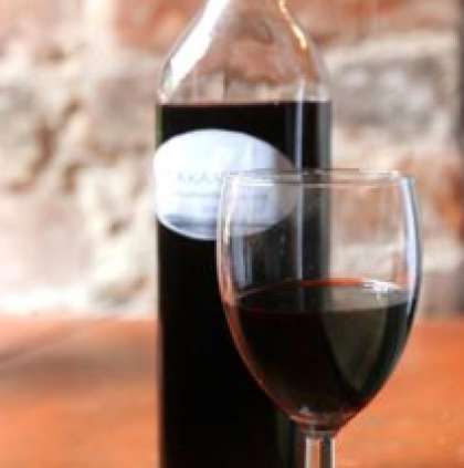 Затем слейте вино  в другую емкость до осадка. Осадок вылейте. Чистое и красивого насыщенного рубинового цвета молодое вино уже можно разливать в бутылки, однако не доливайте до самого верха. Плотно закупорьте пробкой. Храните в прохладе и темноте. 