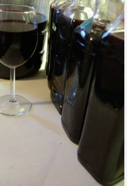 Через 3, а то и 4 месяца молодое вино нужно процедить.  Потом разлейте его по бутылкам. Если хотите, то для крепости добавьте в вино из рябины черной немного водки. Закупорьте плотно крышкой и поставьте их также в прохладное место (темное).