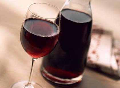 Отличное домашнее виноградное вино "Изабелла" готово. Оно нежное, ароматное и приятное на вкус. 
