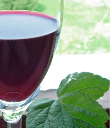 Храните вино, которое бродит немногим больше месяца. А, чтобы вино стало крепче, залейте его в дубовую бочку. 