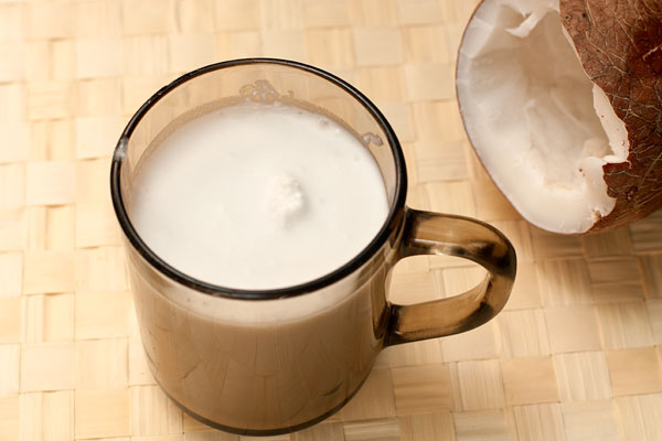 Стакан кокосового молока смешайте со стаканом воды, посолите и доведите до кипения.