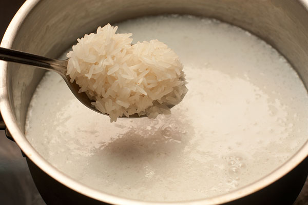 Стакан риса промойте и всыпьте в кипящую жидкость.