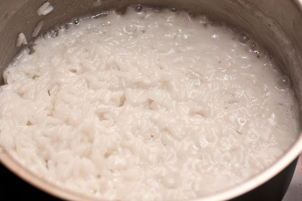 Когда основная жидкость впитается, а рис будет готов, выключите огонь, накройте полотенцем и дайте постоять 10-15 минут.