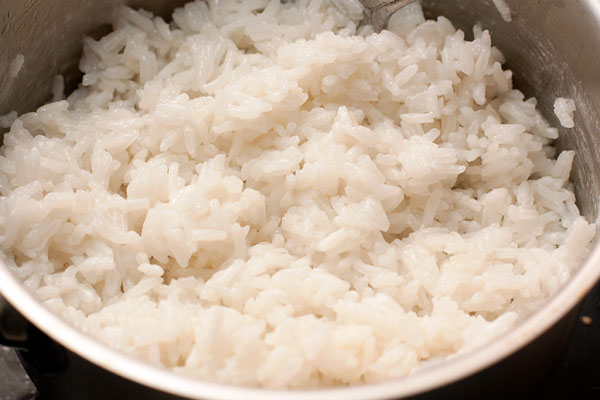 Готовый рис слегка взбейте вилкой, чтобы сделать его более воздушным.