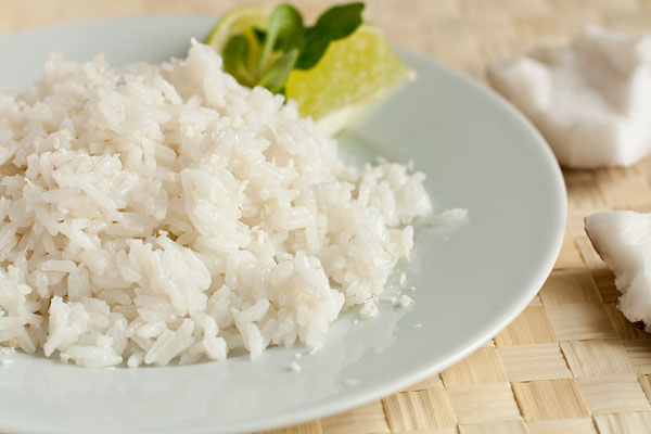 Кокосовый рис можно приправить перцем чили, кокосовой стружкой и побрызгать соком лайма.